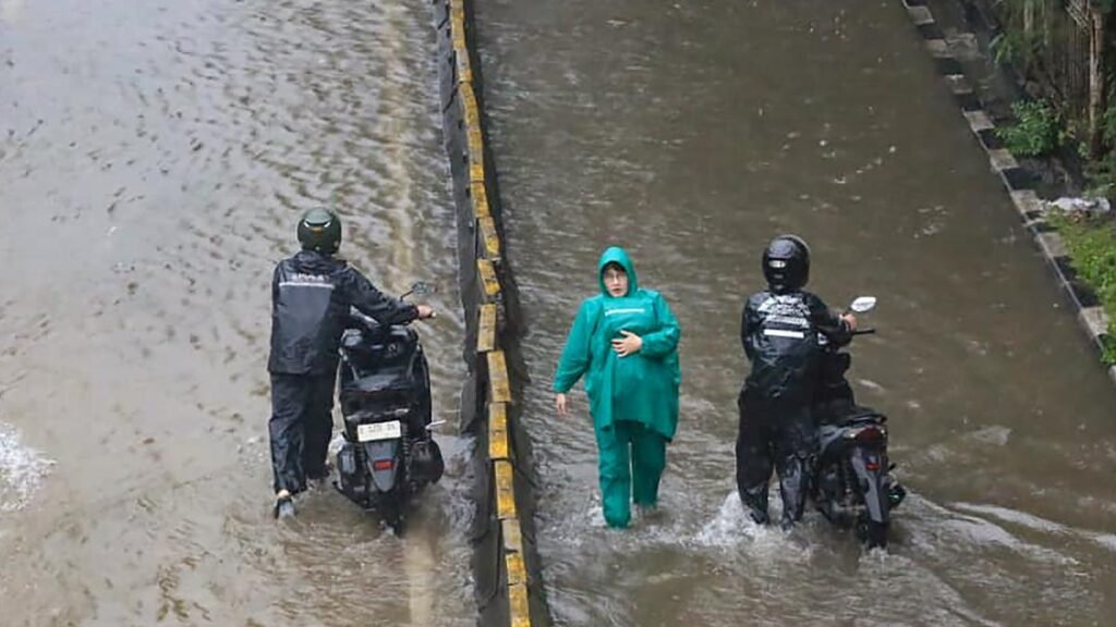 Banjir Landa Jakarta, 23 Ruas Jalan dan 10 RT Terendam