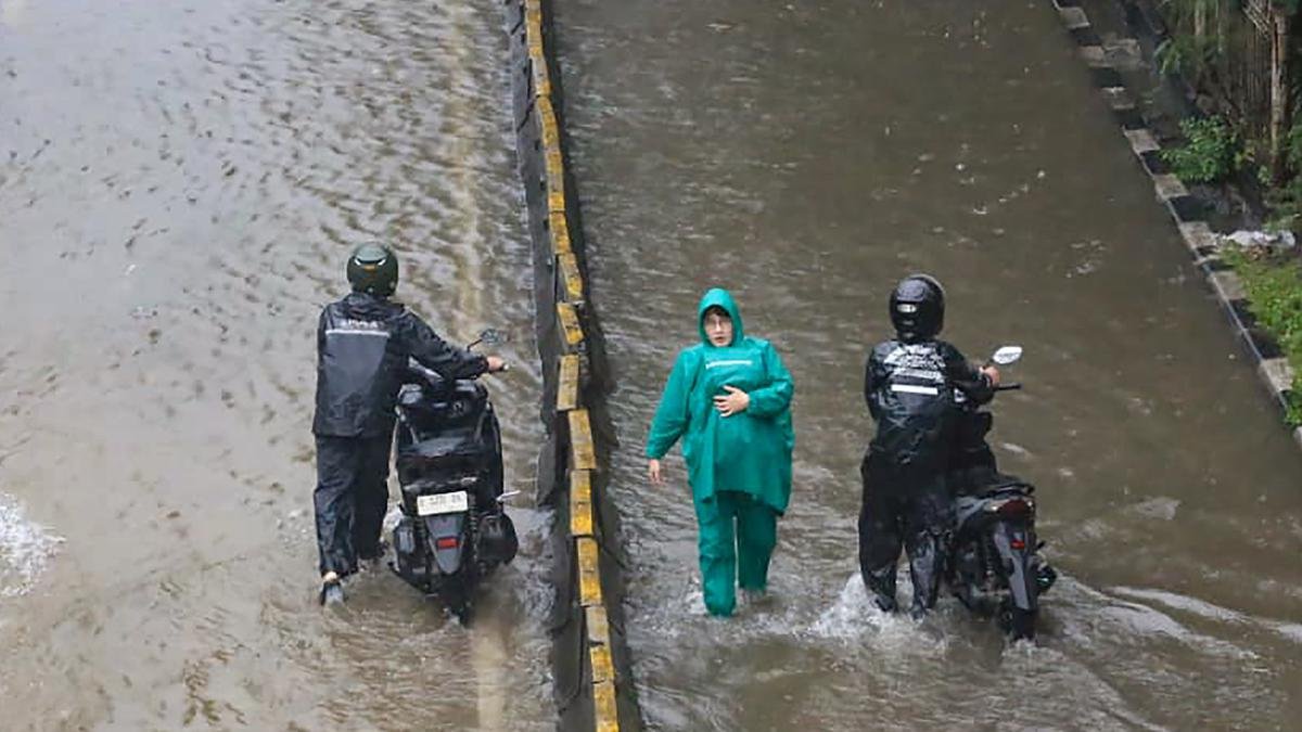 Banjir Landa Jakarta, 23 Ruas Jalan dan 10 RT Terendam